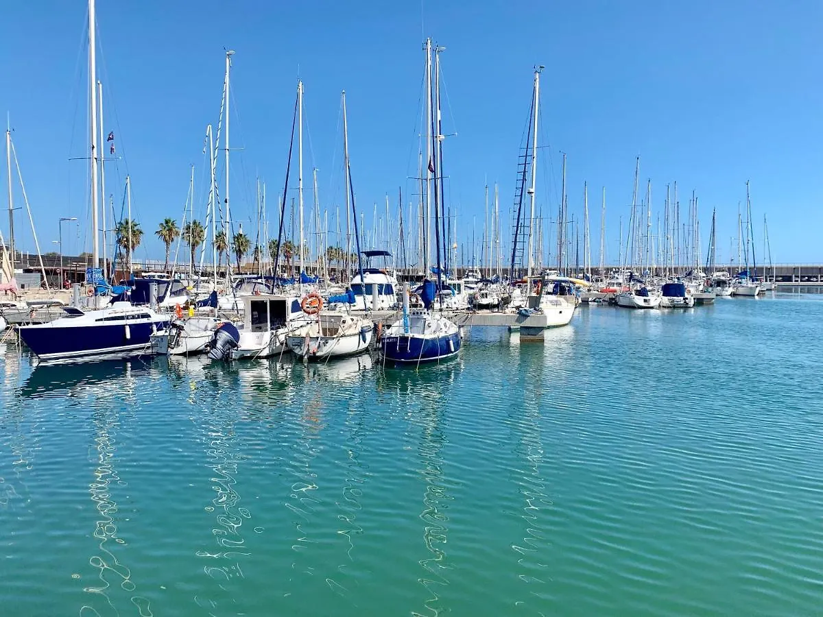 Espacioso velero junto a la playa BCN Badalona Hotel en barco