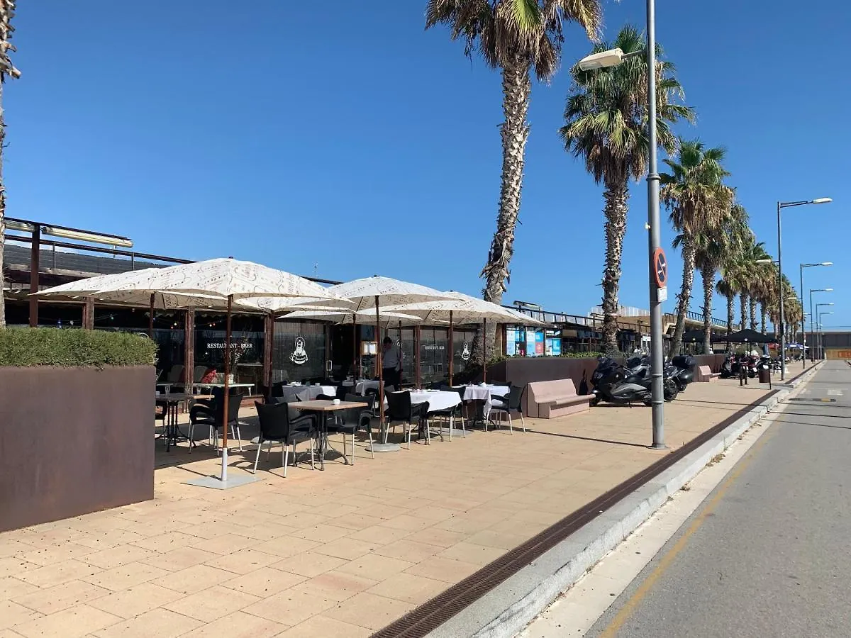 Espacioso velero junto a la playa BCN Badalona 0*,  España