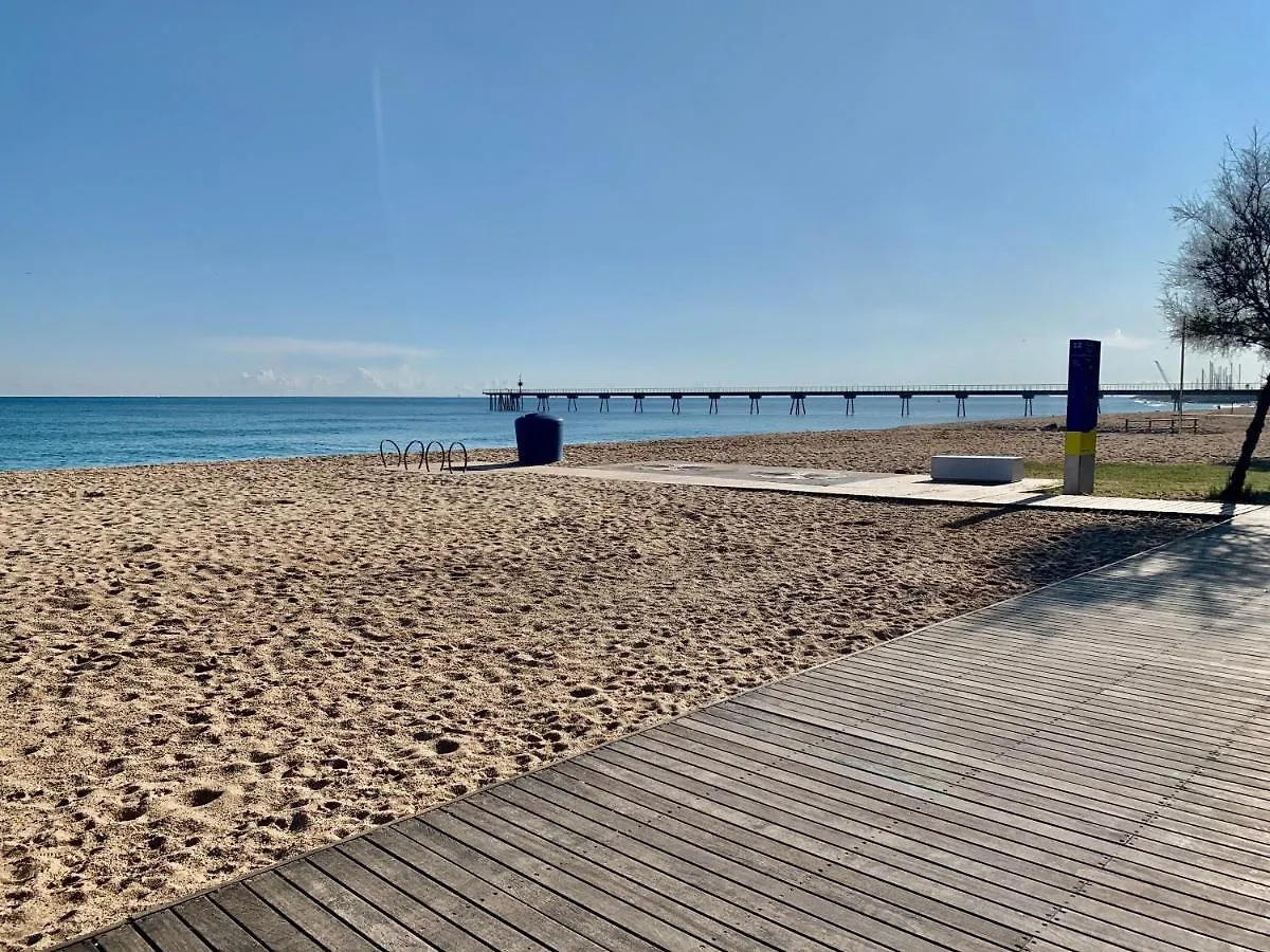 Espacioso velero junto a la playa BCN Badalona Hotel en barco